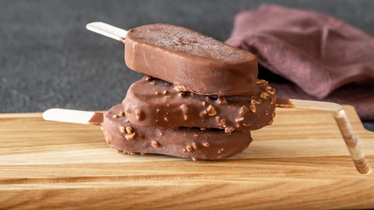 Glace magnum : les secrets de sa création gourmande