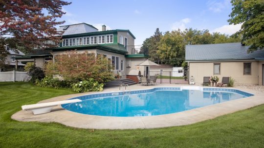 Choisir une piscine avec garantie décennale : pour une tranquillité d’esprit