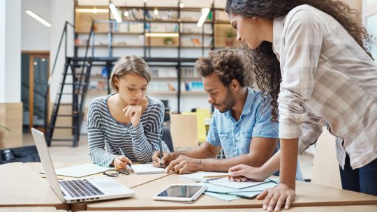 Choisir un organisme pour un séjour linguistique : critères à considérer