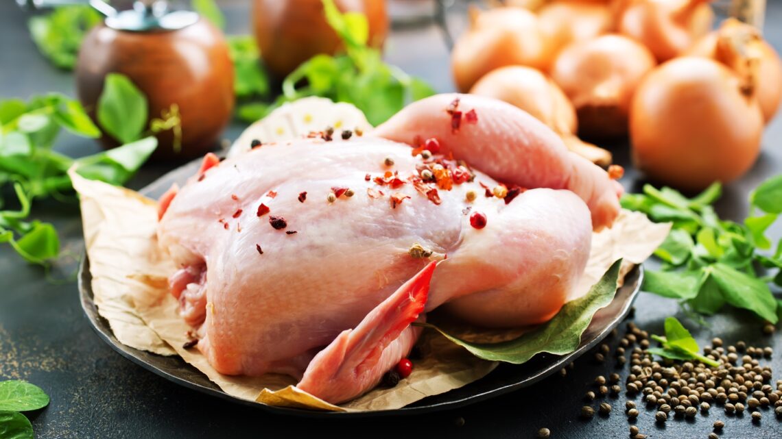 Les dangers de l’odeur du poulet périmé pour votre santé
