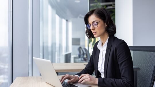 Définition de bordeliquement : Quand le chaos devient une méthode efficace