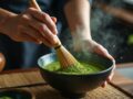 Déguster le meilleur : la préparation du thé vert japonais en poudre expliquée