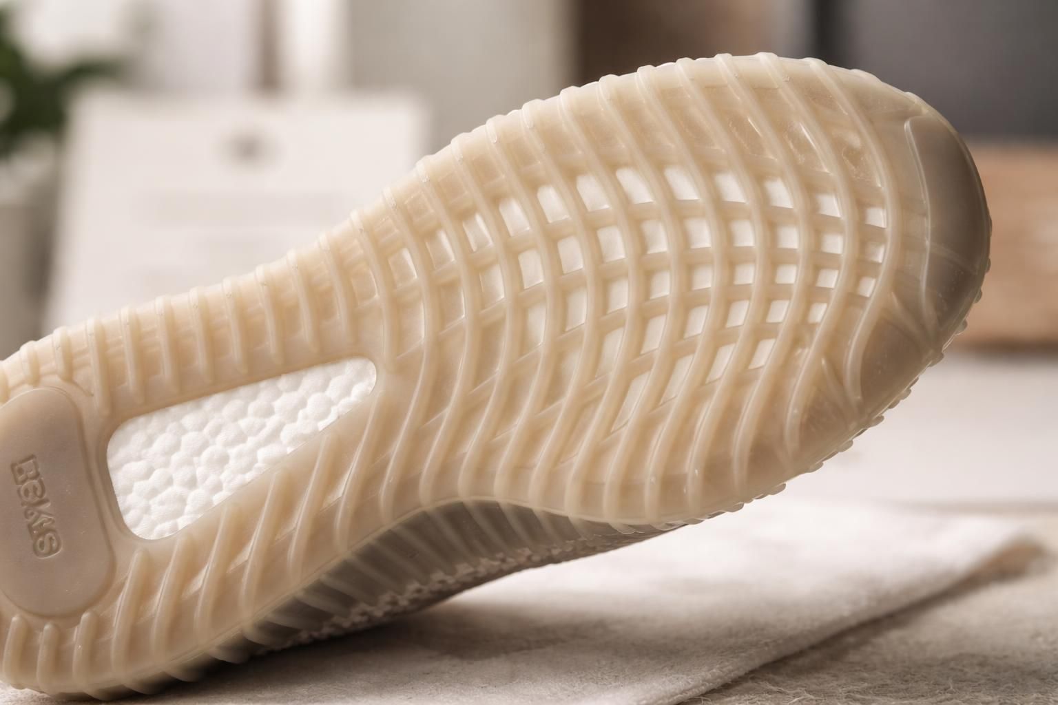 découvrez une analyse détaillée de la semelle yeezy boost 350 v2, mettant en avant son confort exceptionnel et les caractéristiques clés pour reconnaître son authenticité.