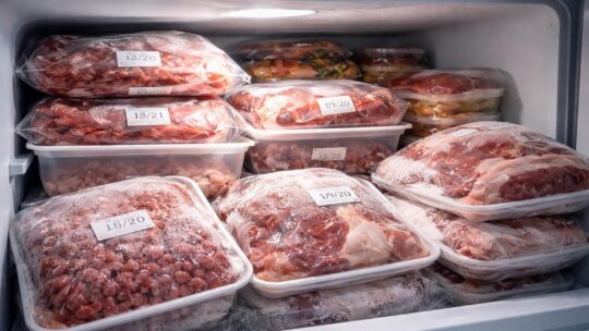 Viande au congélateur depuis 2 ans : faut-il vraiment la jeter ?